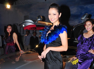 Jennifer Pham lai di tiec mot minh hinh anh