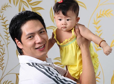 Binh Minh: 'Duoc rat nhieu khi lay vo hon tuoi' hinh anh