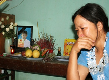 Roi le truoc tam guong hoc sinh quen minh cuu ban hinh anh