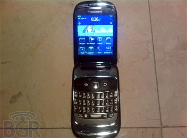 Them dien thoai nap gap chay BlackBerry OS 6 hinh anh