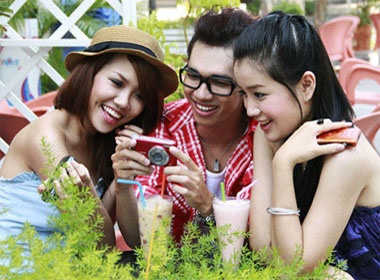 Miss Teen Xuan Mai xuong pho cung may anh Canon hinh anh