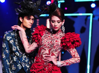 Hoang Yen noi bat voi ao hoa hong hinh anh