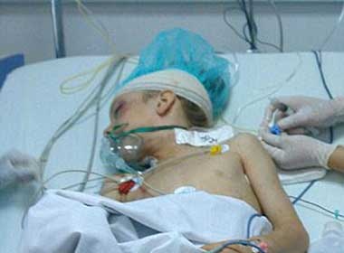 Cau be thoat chet sau vu tai nan may bay duoc dua ve nuoc hinh anh