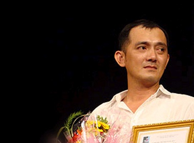 Nghe si Huu Loc qua doi vi tai nan giao thong hinh anh