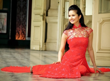 Cao Thuy Duong noi bat ao dai do hinh anh