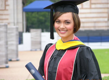 Alex Tran rang ro nhan bang tot nghiep hinh anh