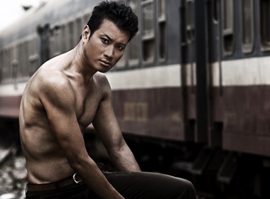 La Ngoc Duy bi nga xe khi di hat hinh anh