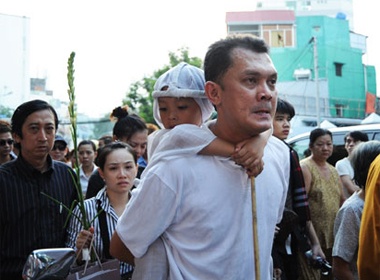 Ban be, khan gia tien dua Huu Loc lan cuoi hinh anh