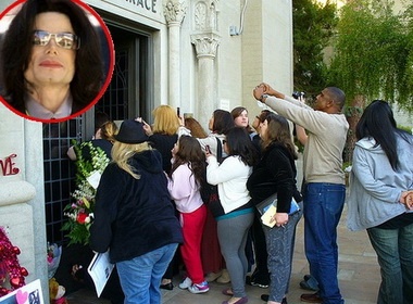 Nguoi ham mo chen chuc vieng mo Michael Jackson hinh anh