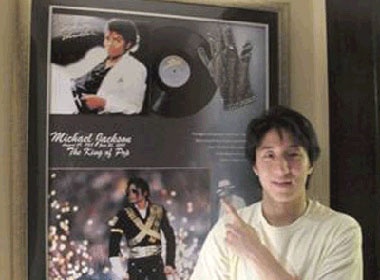 Thanh Long mua gang tay cua Micheal Jackson tang con hinh anh