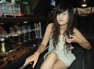 Kham pha noi that Lincoln Limousine cung thieu nu Ha thanh hinh anh