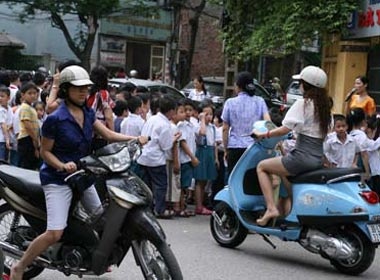 Chao co, hat quoc ca giua nga tu duong pho hinh anh