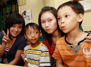 Imiss Thang Long se chia nu cuoi voi tre ngheo Ha Noi hinh anh