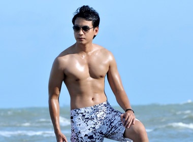 Ngoc Thuan khoe body tren bien vang hinh anh