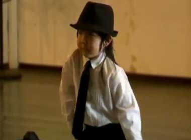 Cau be 4 tuoi nhay giong het Michael Jackson hinh anh