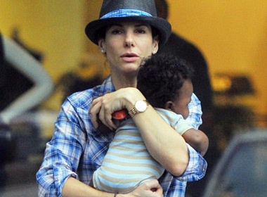 Sandra Bullock be con dao pho hinh anh