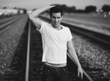 Chang nguoi mau Tay nuoi mong lam nguoi mau Viet hinh anh