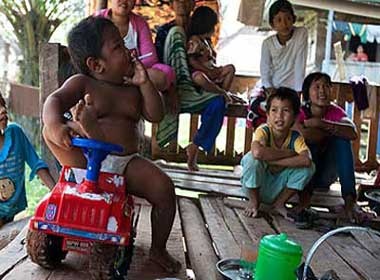 2 tuoi hut 40 dieu thuoc mot ngay hinh anh