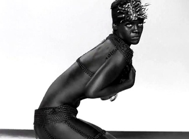 Rihanna cuc nong trong video moi hinh anh