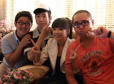 Thanh Loc, Khoi My 'hoi hop' voi gia dinh Mr Cu hinh anh