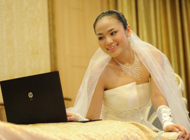 Duyen Anh lam co dau thoi... hi-tech hinh anh