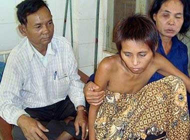 Co gai 'nguoi rung' o Campuchia lai bo tron ve rung hinh anh