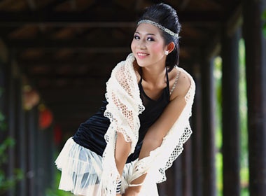 Tra Mi dang quang trong dem tai sac SV DHCN hinh anh