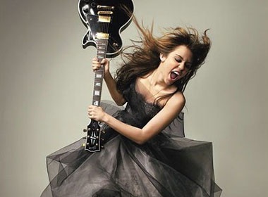 Miley Cyrus kho so vi giay cao got hinh anh