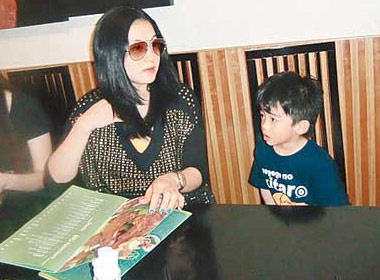 Truong Ba Chi dua con di choi hinh anh