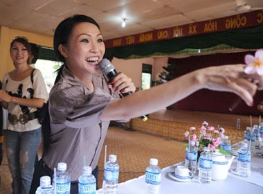 Phuong Thanh, Viet Trinh chung tay tu thien hinh anh