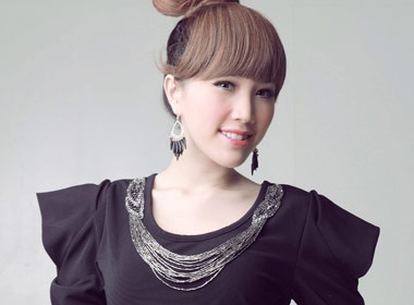 Bao Thy tang qua fan trong ngay sinh nhat hinh anh