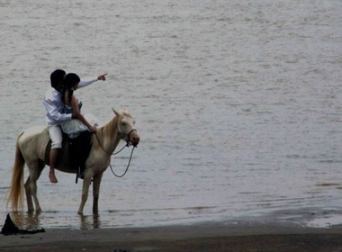 Gioi tre dua nhau hoc cuoi ngua o bai da song Hong hinh anh