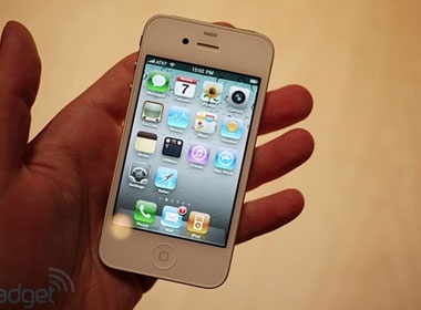 Can canh iPhone 4 phien ban mau trang hinh anh