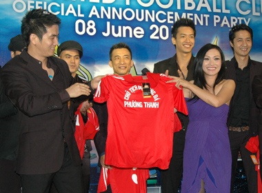 Sao Viet hung hau ung ho doi bong nghe si hinh anh