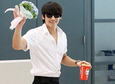 Rain tro ve Han Quoc trong vong vay cua nguoi ham mo hinh anh