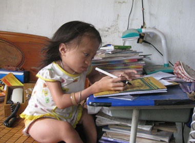 No luc vuot kho ky la cua co be 'bup be' cao 42cm hinh anh