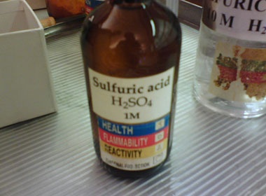 6 quan toa bi tan cong bang axit hinh anh