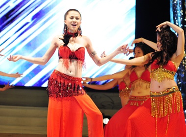 Thao Nhi goi cam khi mua bung hinh anh