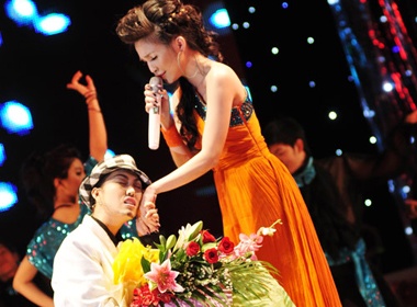 Phi Thanh Van cau hon... Hien Thuc hinh anh