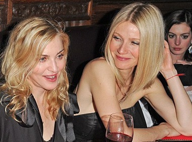 Madonna 'nghi choi' voi ban than? hinh anh