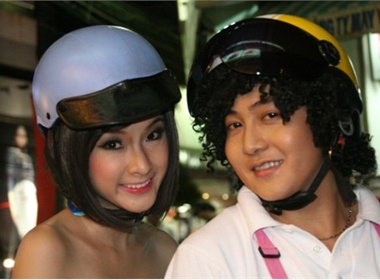 Phi Long bi mat hen ho 'ba me nhi'? hinh anh