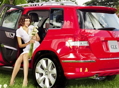 Thanh Hang tuoi tan ben xe sang Mercedes hinh anh