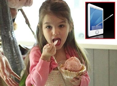 Suri Cruise me met iPad hinh anh