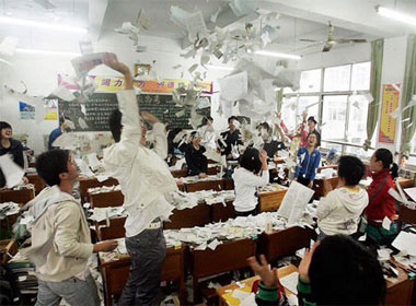 Trao luu xe sach giai toa ap luc sau ky thi hinh anh