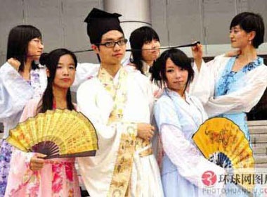 1.001 kieu chup hinh ky niem tot nghiep 'la doi' hinh anh