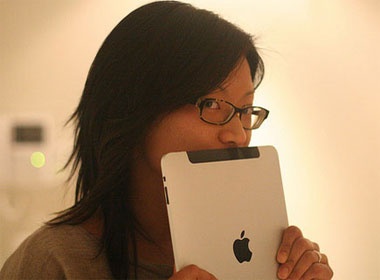 Go banh chocolate lo ra...iPad hinh anh