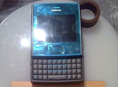 Nokia trinh lang de vuong voi ban phim QWERTY hinh anh
