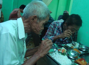 Quan com 2.000 dong giua long Sai Gon hinh anh