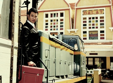 La Ngoc Duy tao dang o ga Da Lat hinh anh