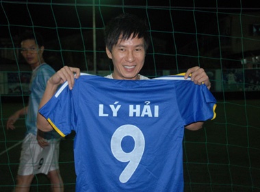 Ly Hai lam cau thu bong da hinh anh